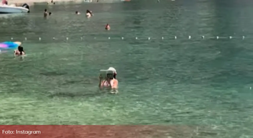 жена у мору.webp